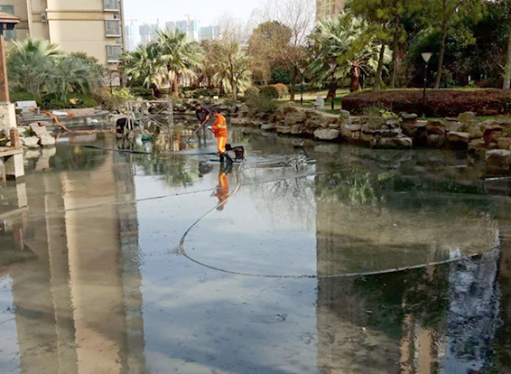 雁塔景观池淤泥清理