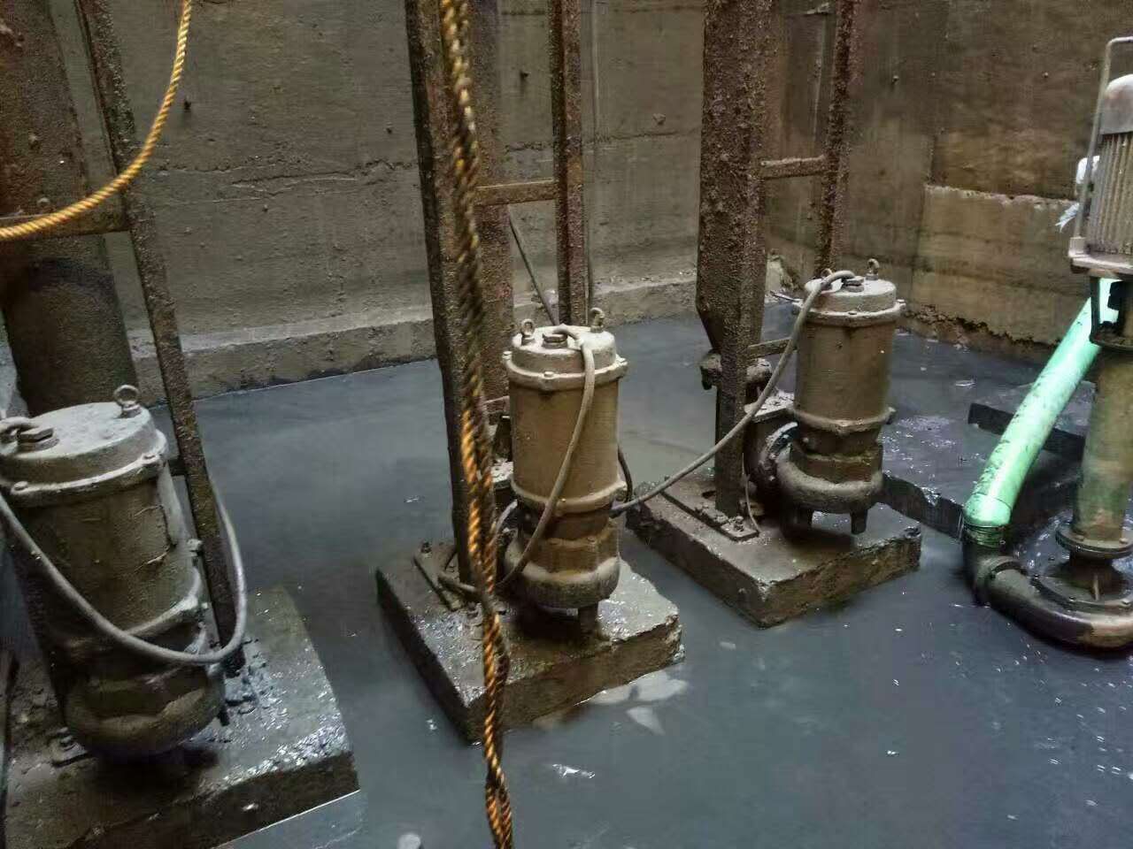 雁塔污水池清理