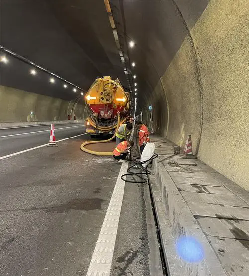 雁塔隧道排水渠清淤